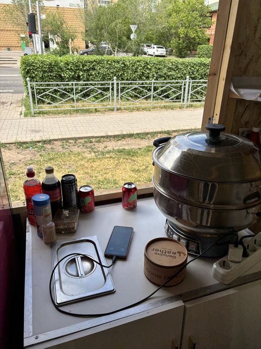 Аппарат мороженого и кукуруза