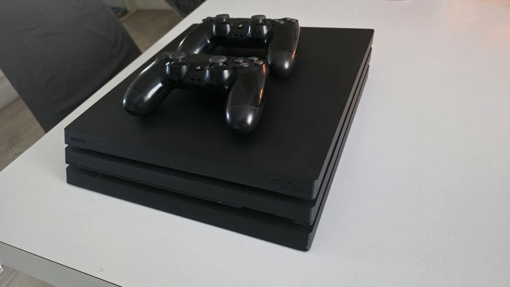 PS4 Pro 1TB memorie + 2 controlere si 9 jocuri incluse