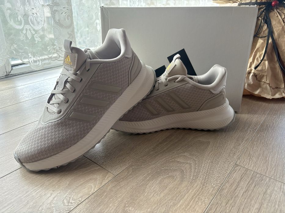 Маратонки Adidas бежови