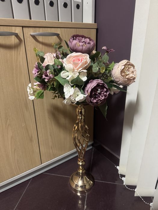 Подложни чинии, свещници, текстилни салфетки и цветя под наем