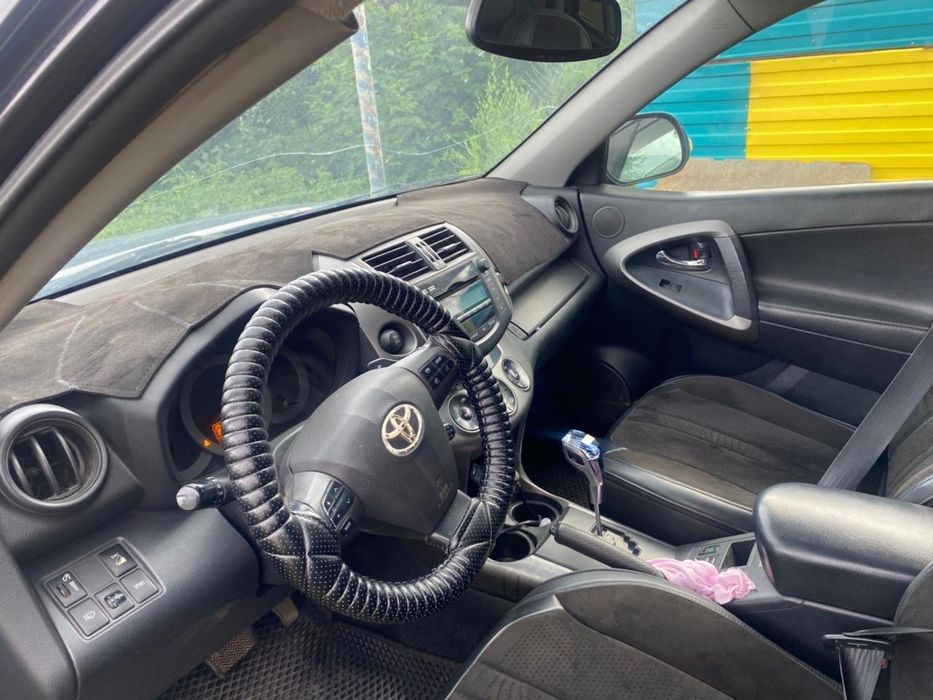 Срочно продам Rav4.