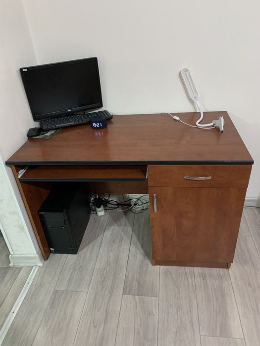 Кровать,компьютерный стол.