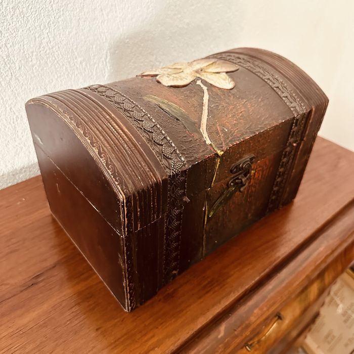 Декоративен дървен сандък + 2 винтидж бокала