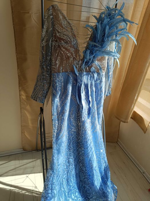 Официална рокля с пера