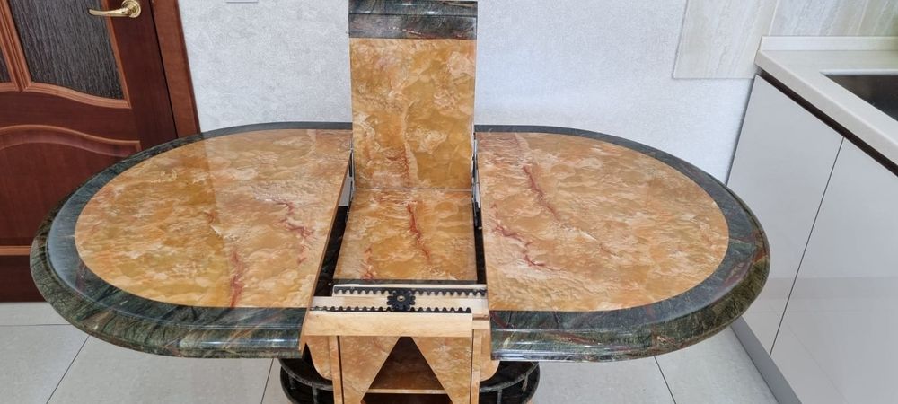 Стол со стульями