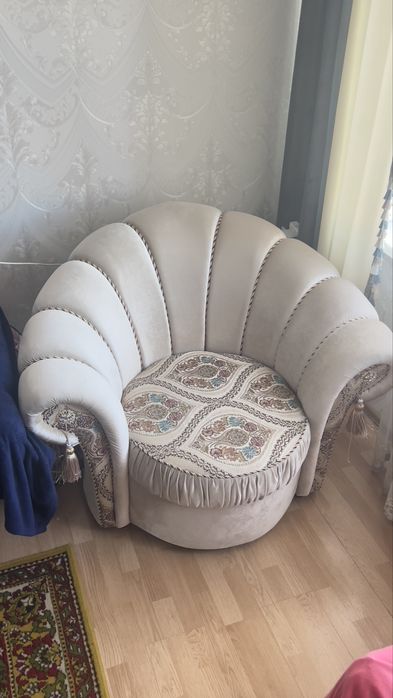 Продам диван . Срочно