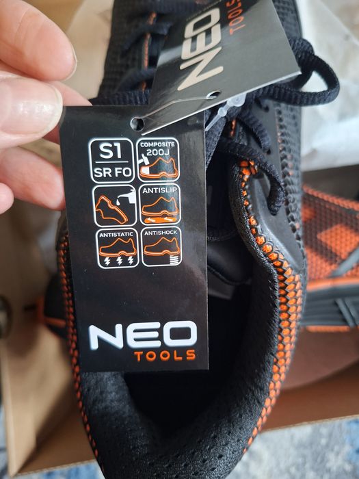Работни половинки обувки номер 42, стоманено бомбе  NEO