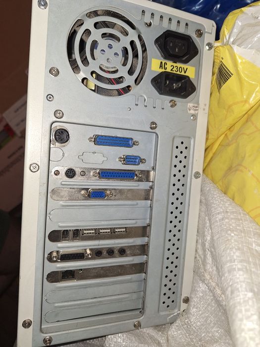 Vând calculator Pentium 2 Intel 350