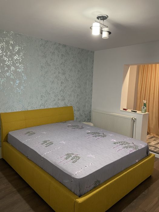 Pat tapițat cu saltea inclusă