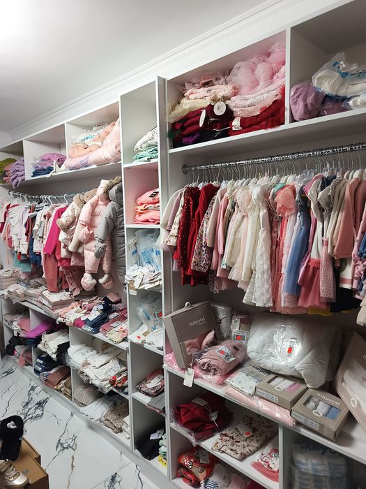 Vând mobilier pentru magazin de hăinuțe