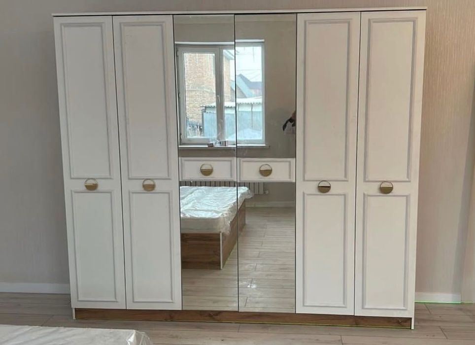 Продаю спальный гарнитур