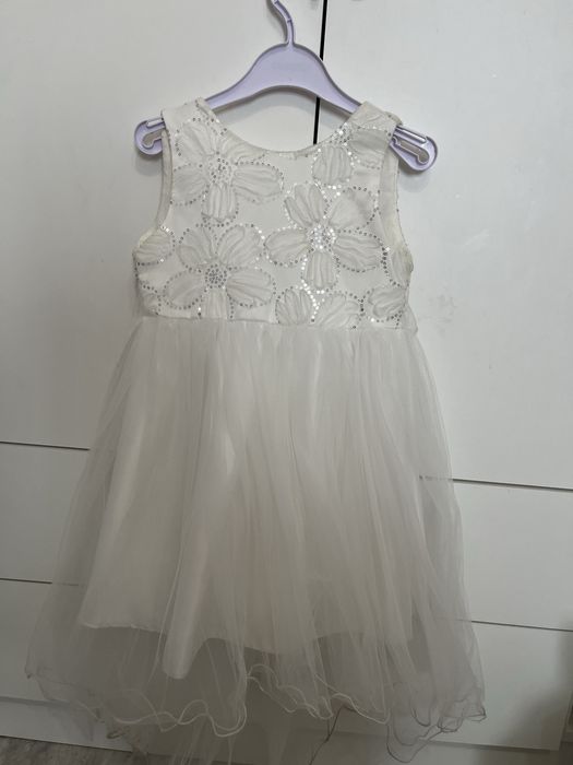 Продам платья девочкам