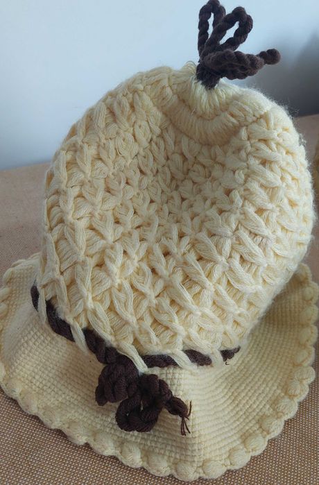 Красива плетена жълта шапка с кафяв орнамент