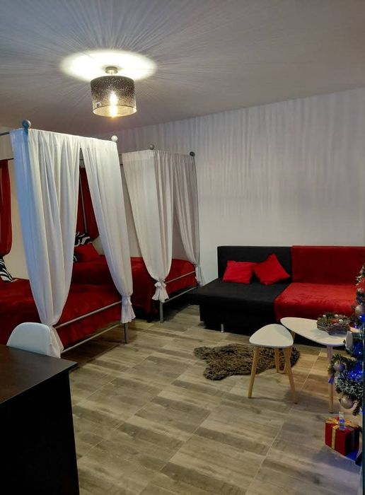 Inchiriez casuta recent renovata