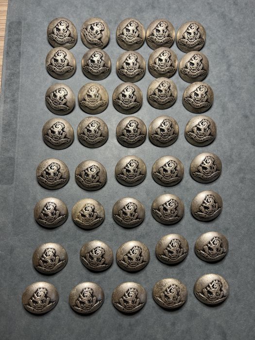 Lot 40 Nasturi Militari Britanici Originali WWI-WWII West Riding Regiment