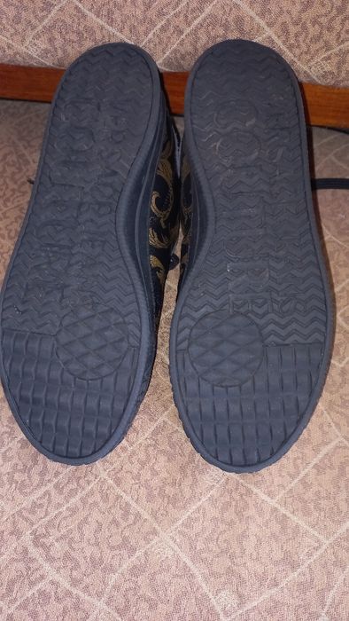 Продават се нови гуменки Versace