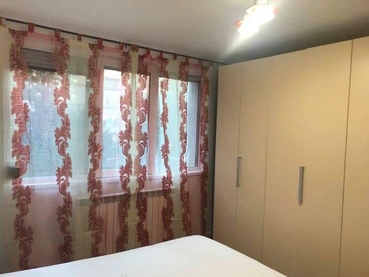 Se inchiriaza apartament cu 2 camere la etajul 1.