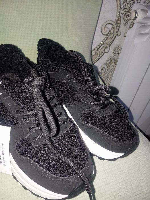 Новые крассовки 39 рр зима