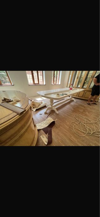 Большой стол белого цвета