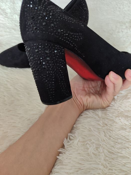 Продам замшевые туфли