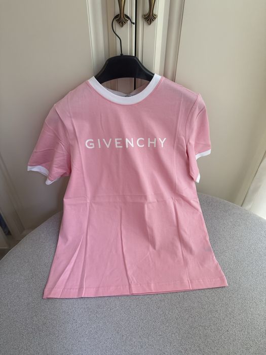 Продаи женскую футболку Givenchy
