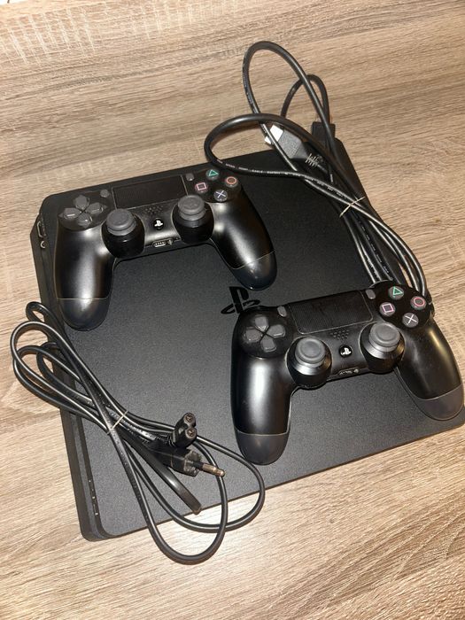 PS4 slim с два джоестика