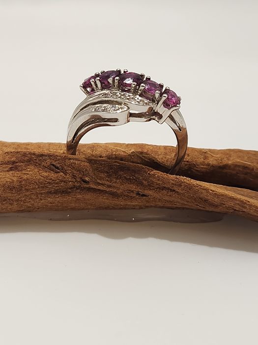 Inel cu diamante si rubine