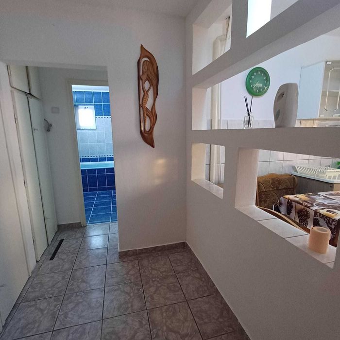 Inchiriez apartament 2 camere ,in zona centrala , perioada minim 1 an
