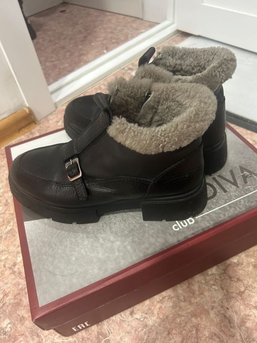 Продам женские ботинки