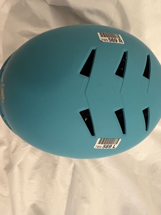 Каска за ски с очила към нея