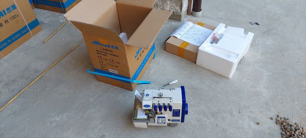 Ozlarining shahvoniy kiyimlaridagi keksa ayollar yosh pornoni xohlashadi