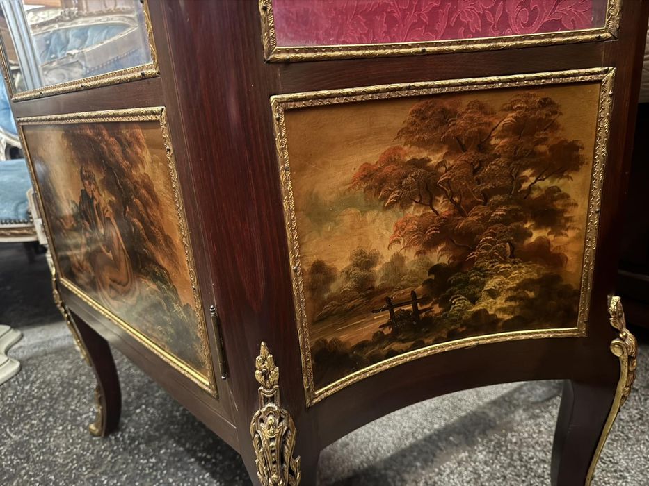 Изящна антикварна витрина