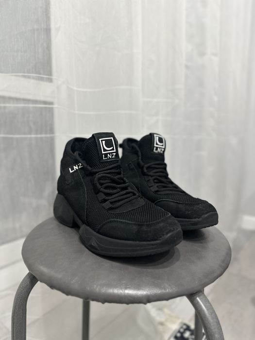 Кроссовки женские