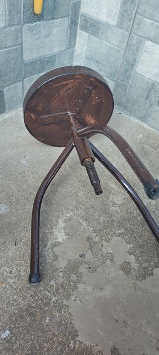 Трикрако старо въртящо столче медицинско