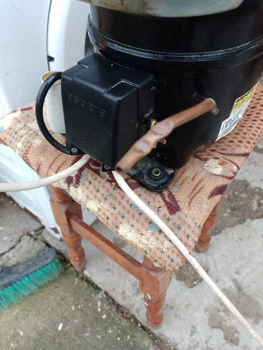 Vând motor frigider functional