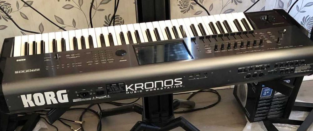 Продавам Корг Кронос 1 с 4г рам в много добро състояние като нов