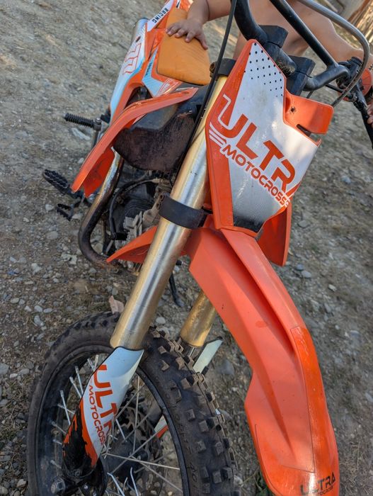 Vând cross 125 cc ultra ca nou îl vând că a început școala