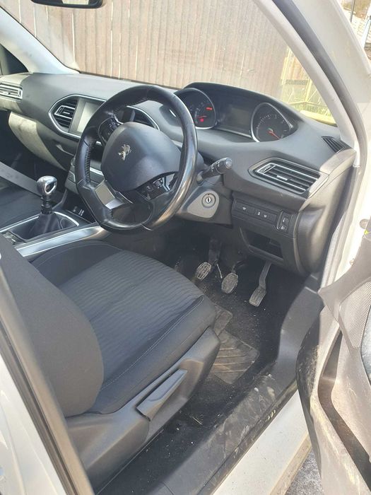 Dezmembrez Peugeot 308 1.6 hdi 2015