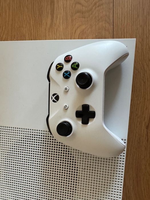 Xbox One S + джойстик 500gb