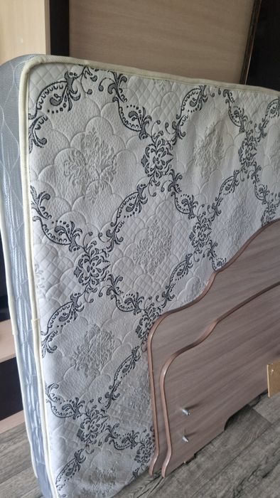 Продам кровать с матрасом.