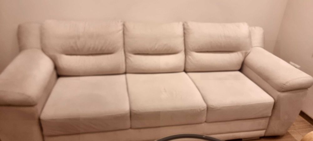Продавам бял диван