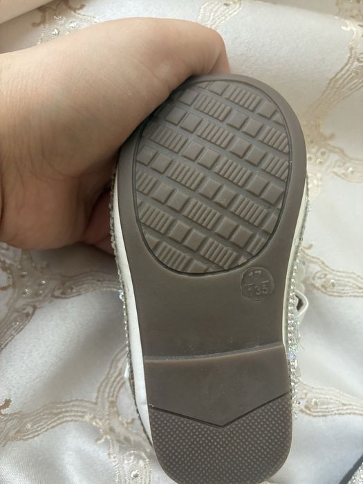 Продам туфельки со стразами