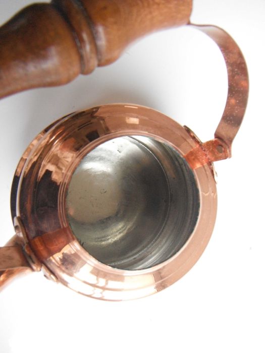 Голямо медно котле и чайник от мед с дървена дръжка