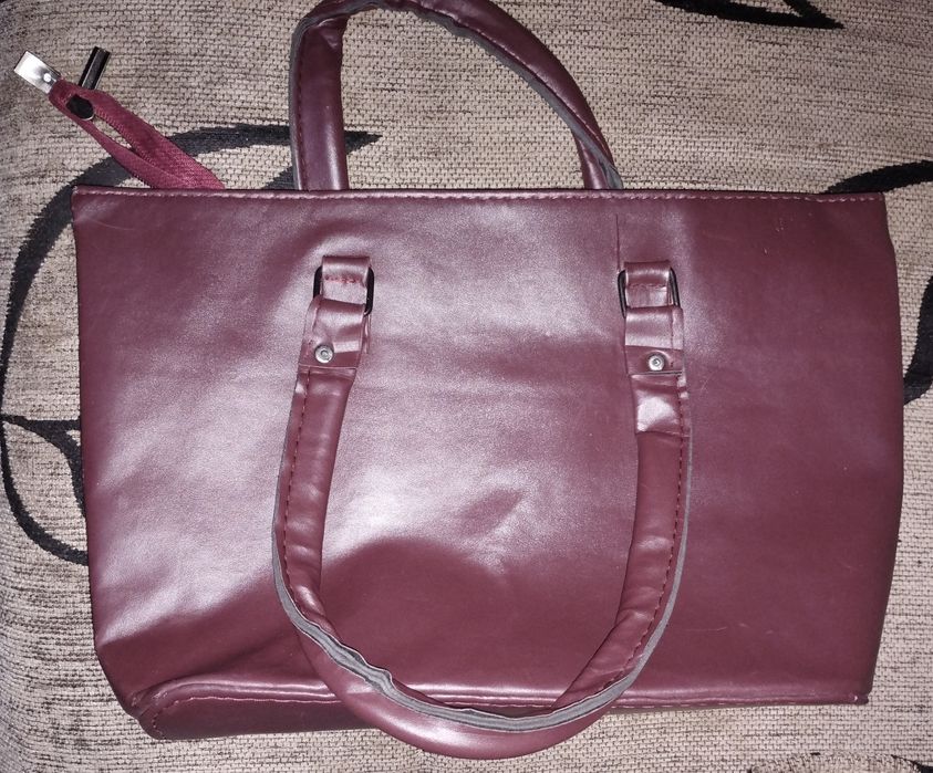 Дамска чанта с къси дръжки