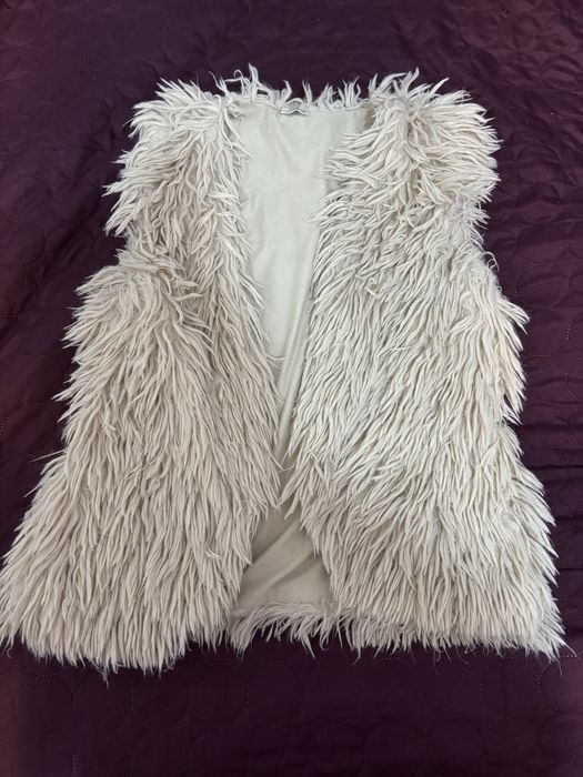 Бежов елек с колан в кафяво