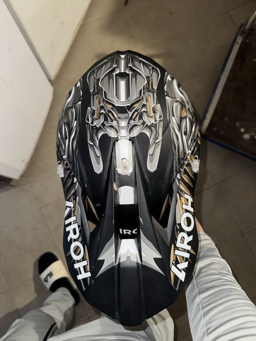 Каска AIROX Carboon със станция