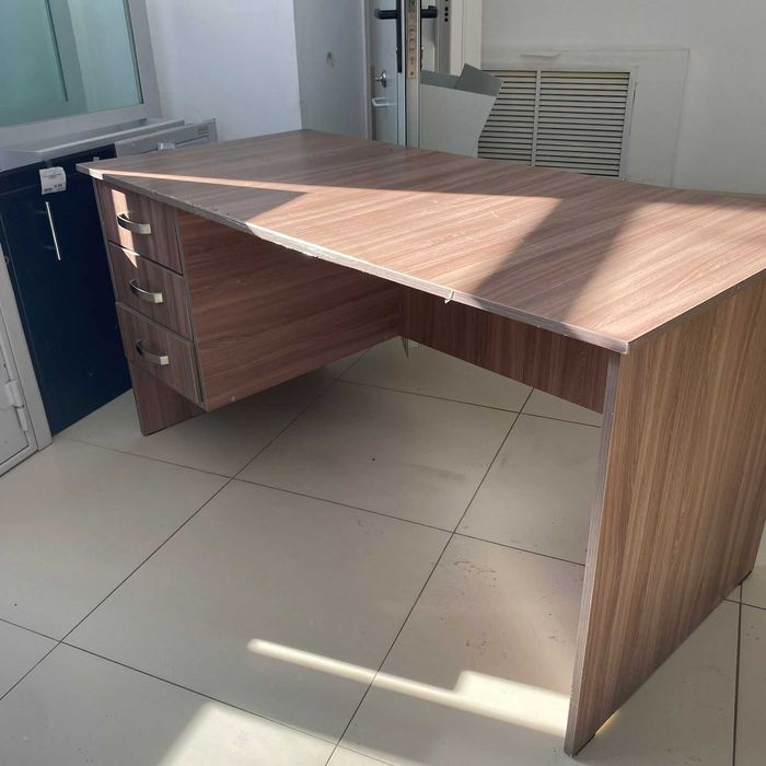 Стол деревянный коричневый