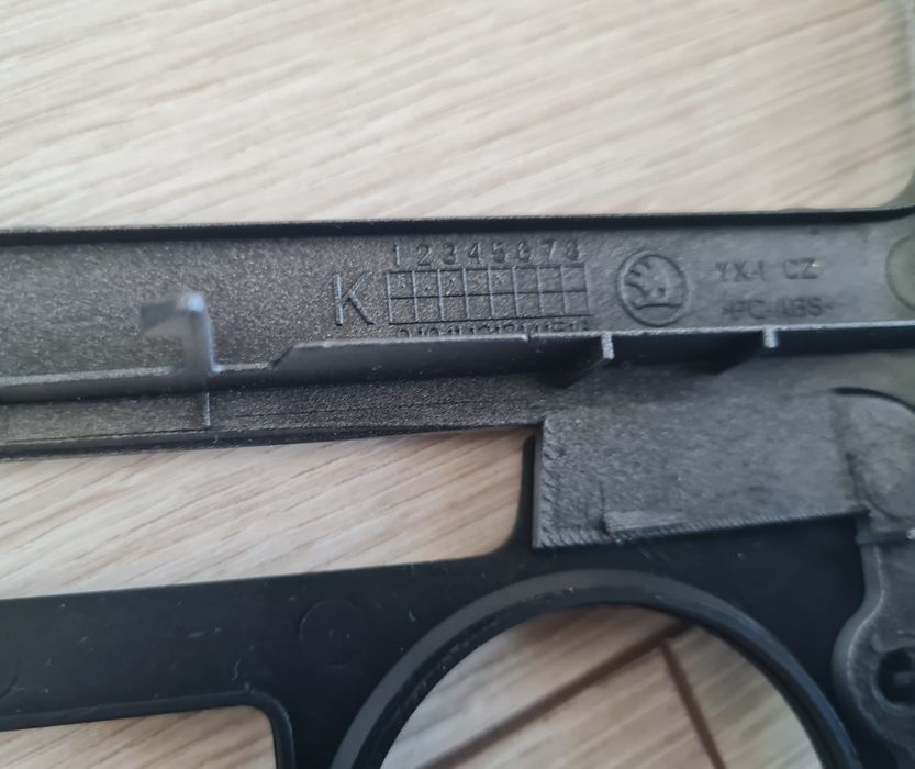 Лайсна средна конзола табло Skoda OCTAVIA II