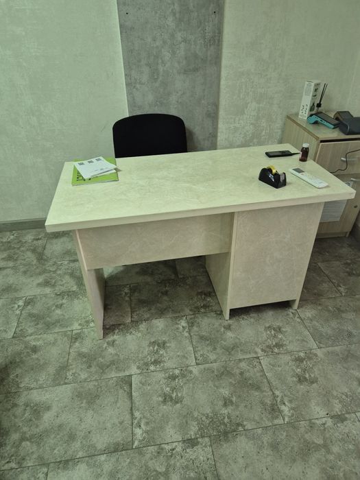 Ofes yoki klinika uchun stol