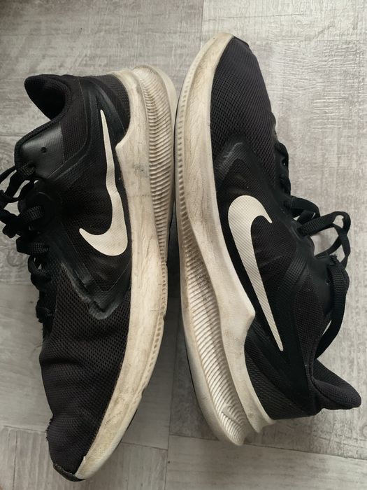 Vand adidasi nike folositi